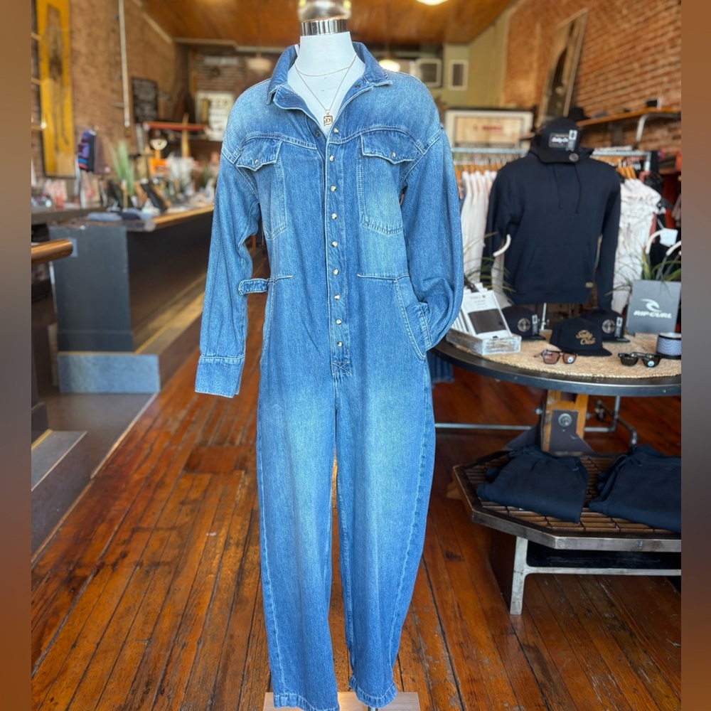 Adorable Free People Jean overalls: trendy, comfy, and perfect for any occasion!